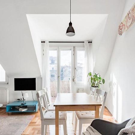 Relax Into Loft Living At A Light-Filled City Escape Budapest Esterno foto