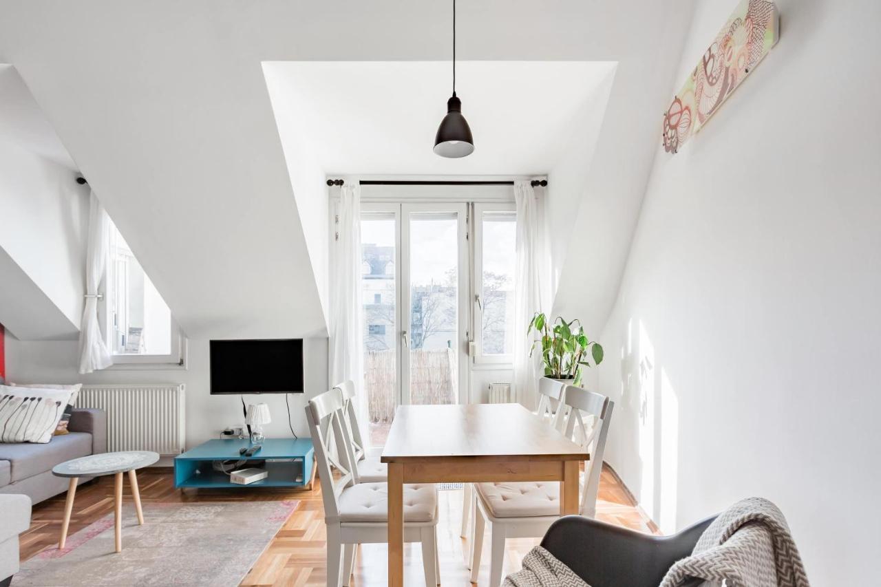 Relax Into Loft Living At A Light-Filled City Escape Budapest Esterno foto